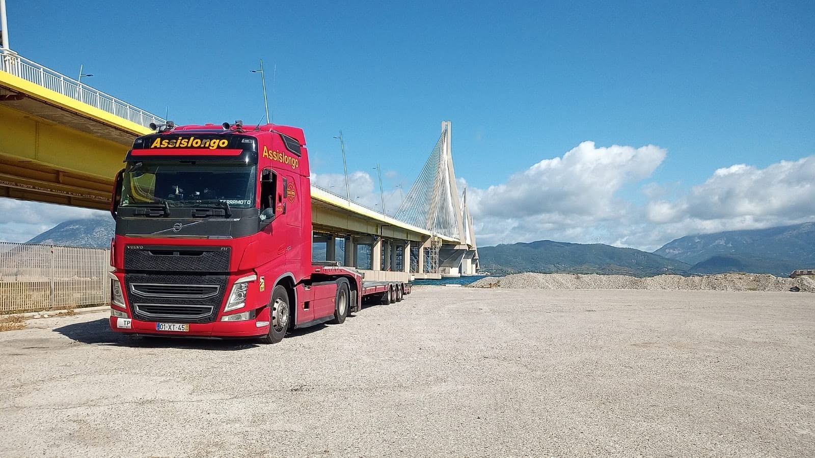 Camião reboque Assislongo em transporte internacional de veículos pesados
